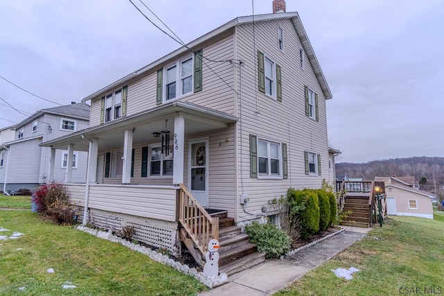 view of front of property featuring a front lawn and a porch