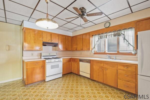 kitchen featuring ceiling fan, sink, a paneled ceiling, and white appliances