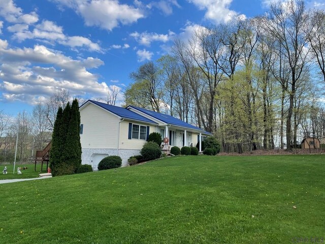 view of front of home featuring a front yard
