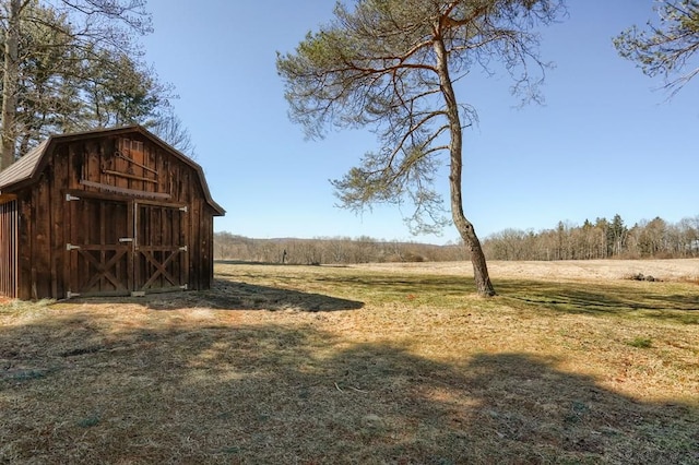 view of yard featuring an outdoor structure and a barn