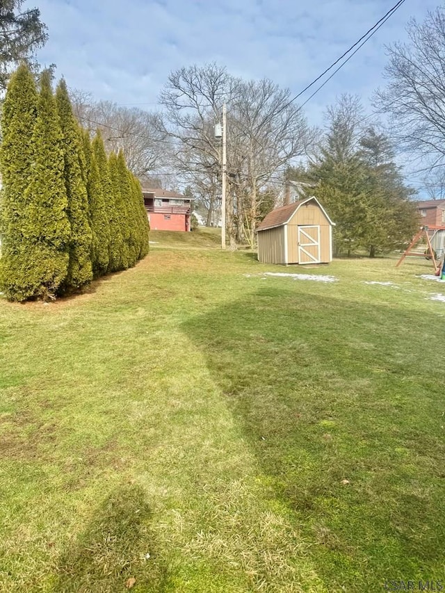 view of yard with a shed