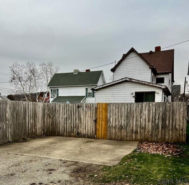 520 Highland Ave, Connellsville, PA 15425 - view of yard with a patio