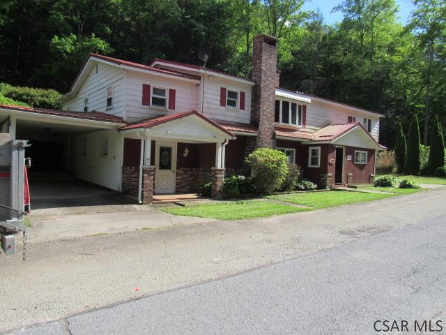 313 Dalton Run Rd, Johnstown, PA 15905 - view of front of house featuring a chimney, driveway, a carport, and a front lawn