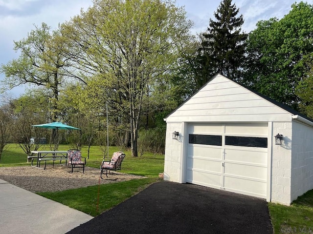 detached garage featuring aphalt driveway