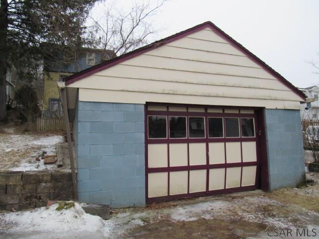 view of detached garage