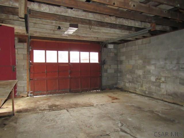 garage featuring concrete block wall