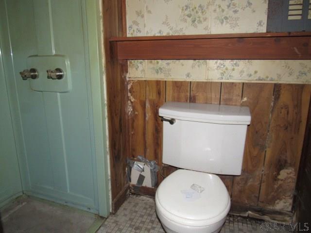 bathroom featuring toilet and wallpapered walls