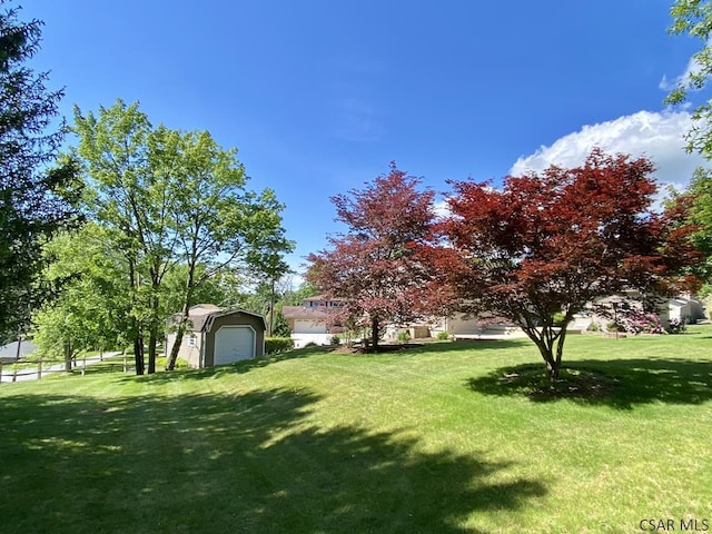 104 Erin Rd, Johnstown, PA 15905 - view of grassy yard featuring an outbuilding and a garage