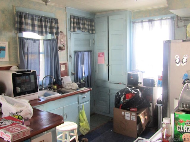 kitchen featuring a sink