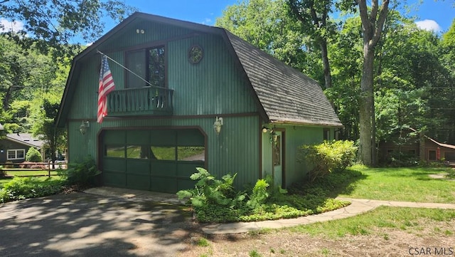 garage featuring a lawn