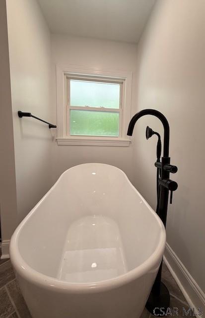 2200 Dundee Ln, Johnstown, PA 15905 - full bath featuring a soaking tub and baseboards