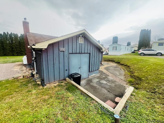 view of outdoor structure featuring a yard