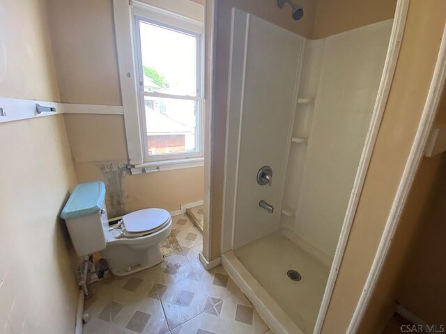856-858 Ferndale Ave, Johnstown, PA 15905 - bathroom with a shower and toilet
