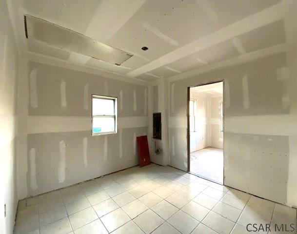 spare room featuring light tile patterned floors