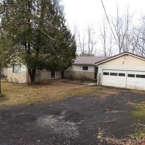 view of front facade with driveway and an attached garage