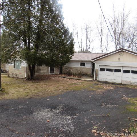 view of front facade with an attached garage and aphalt driveway