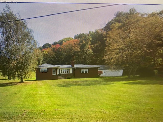 ranch-style home featuring a front lawn