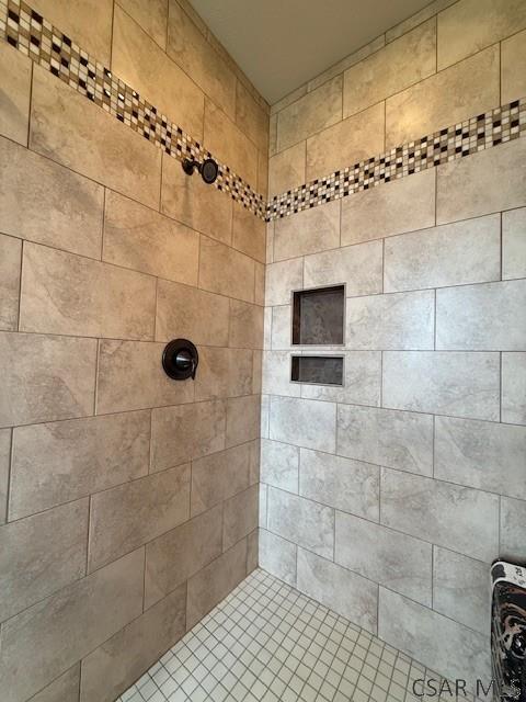bathroom featuring tiled shower