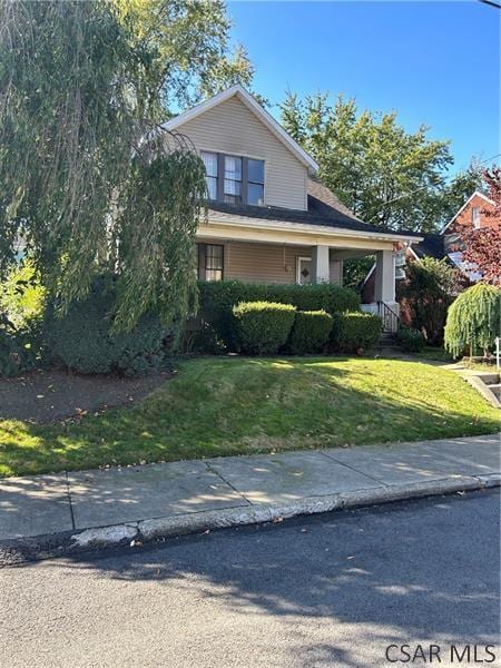 view of front facade featuring a front yard