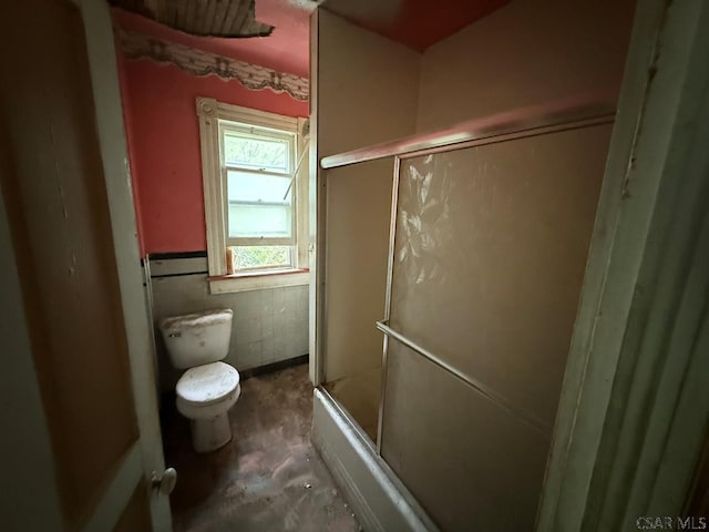 717-719 Messenger St, Johnstown, PA 15902 - full bath with concrete floors and bath / shower combo with glass door