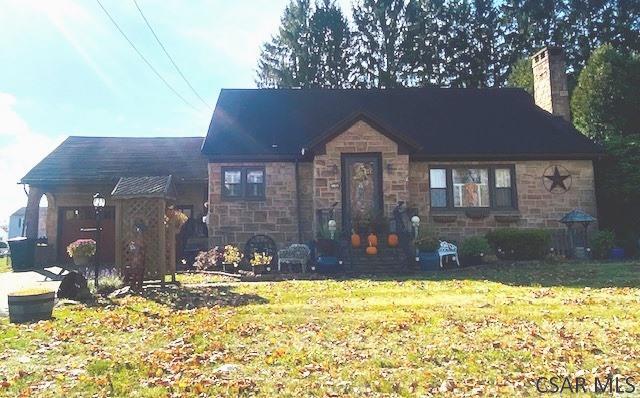 view of front of house with a front yard