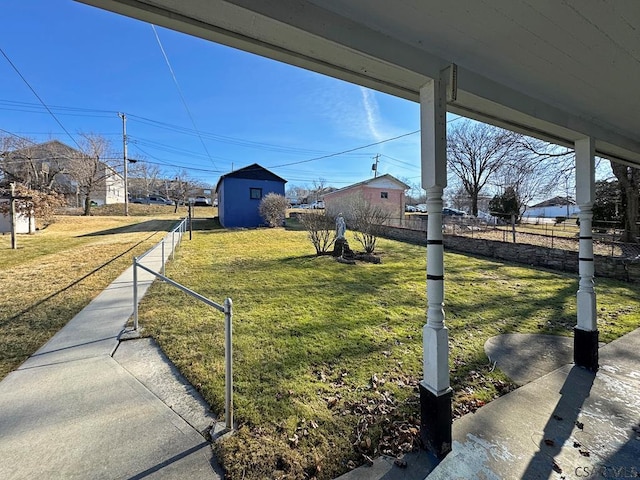 view of yard featuring an outbuilding