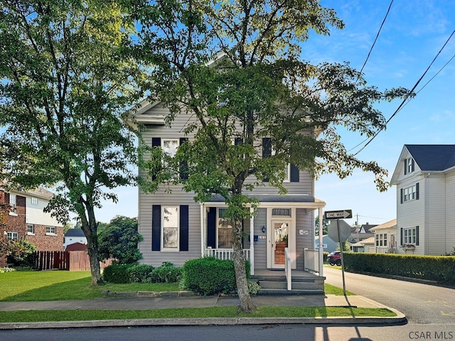 view of front of house featuring a front yard