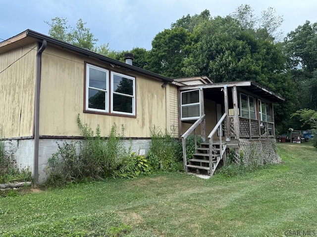 view of front of property with a front yard