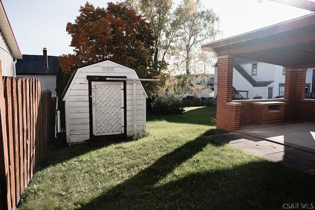 view of yard featuring a shed