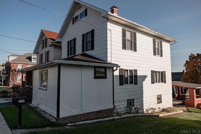 view of side of property featuring a yard