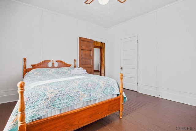 bedroom featuring crown molding, dark hardwood / wood-style floors, and ceiling fan