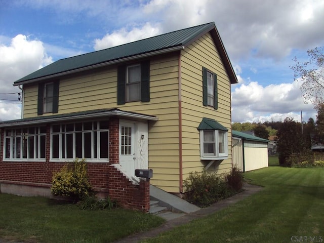 view of front of home featuring a front lawn