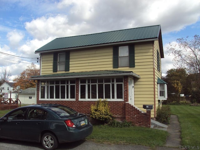 view of front of house with a front yard