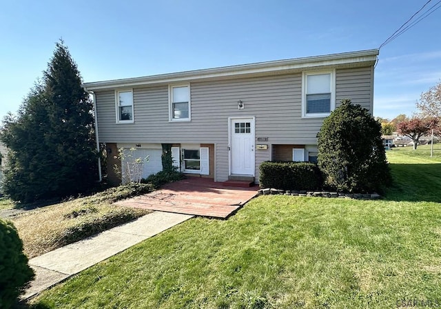 bi-level home featuring a front lawn