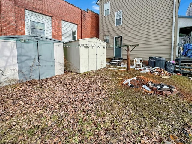 view of yard featuring a storage unit