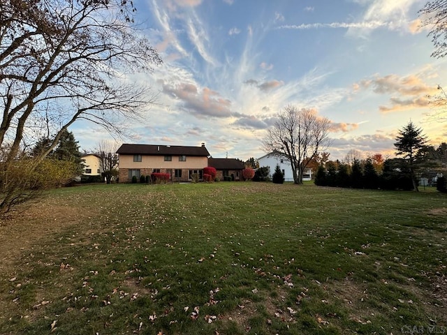 view of yard at dusk