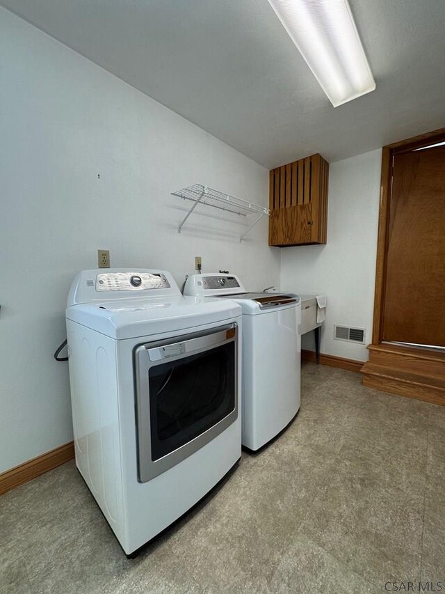 washroom with washing machine and dryer