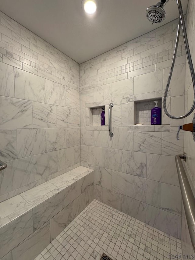 bathroom featuring a tile shower