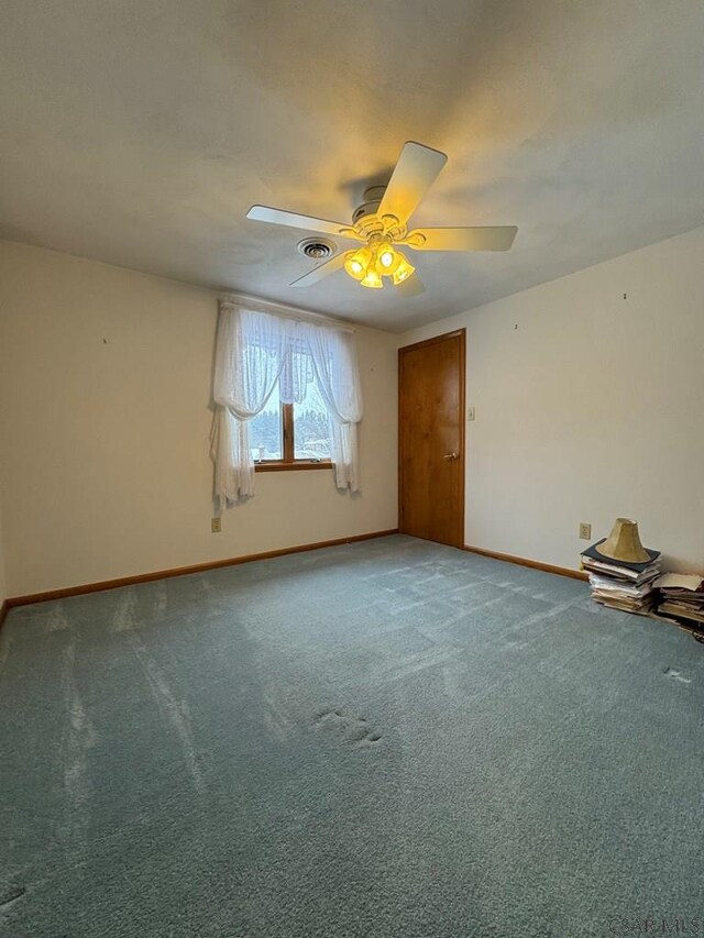 carpeted empty room featuring ceiling fan