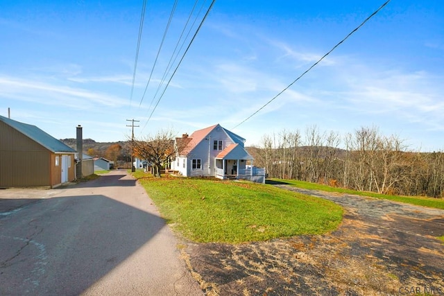 view of front facade with a front yard