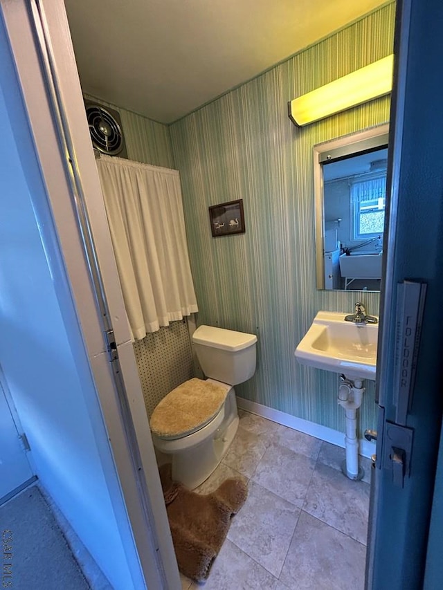 2269 Sunshine Ave, Johnstown, PA 15905 - bathroom with toilet and baseboards