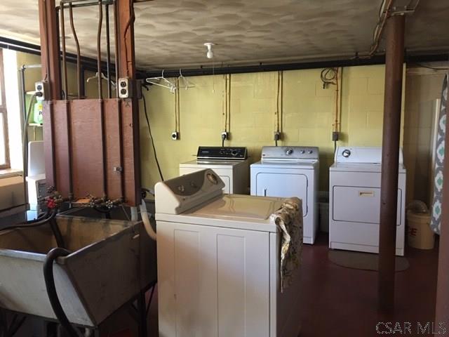 washroom featuring sink and washing machine and clothes dryer