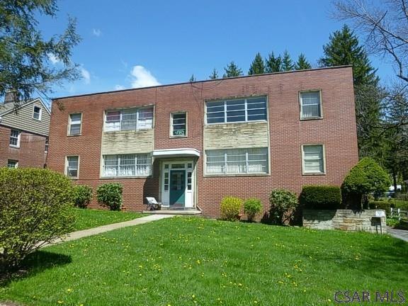 view of front of house with a front yard