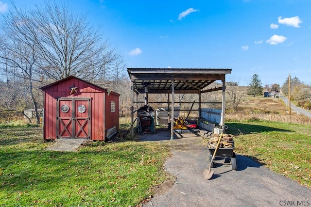 view of outbuilding with a carport and a yard