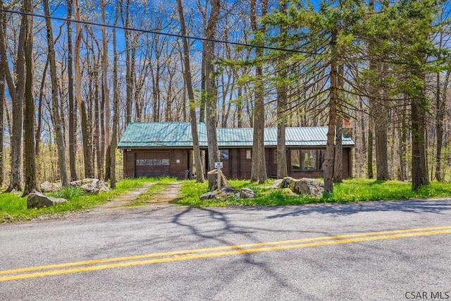 706 Laurel Summit Rd, Boswell, PA 15531 - single story home with driveway, a standing seam roof, metal roof, and an attached garage