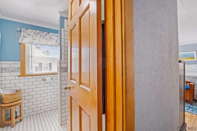 352 W Garrett St, Somerset, PA 15501 - bathroom featuring crown molding