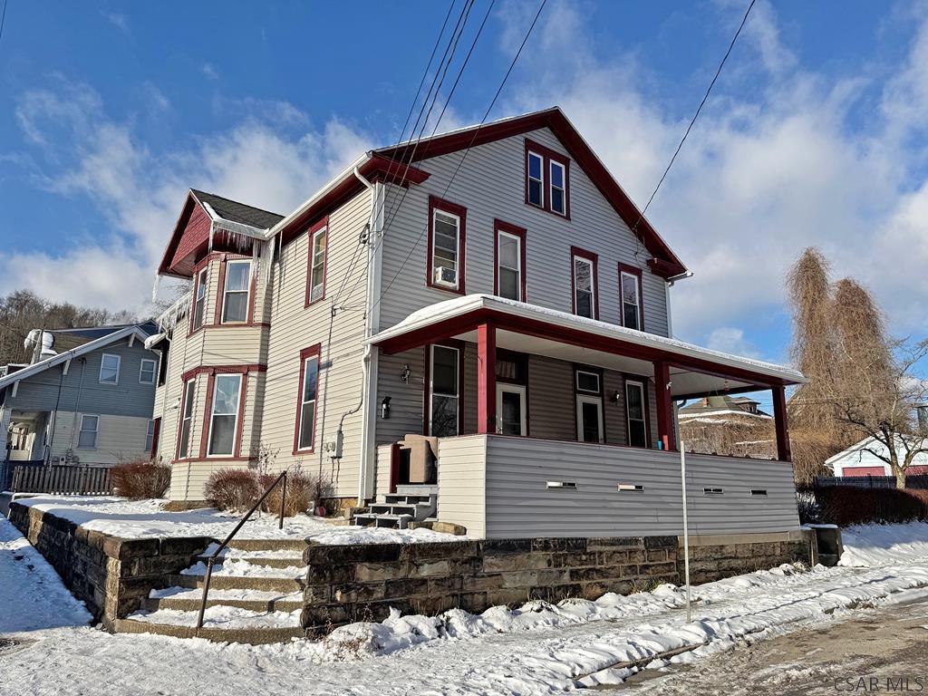 view of front of property featuring a porch