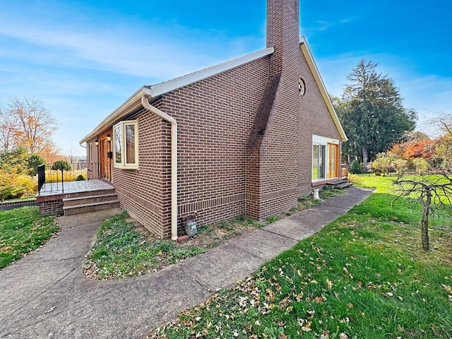 view of side of property featuring a lawn