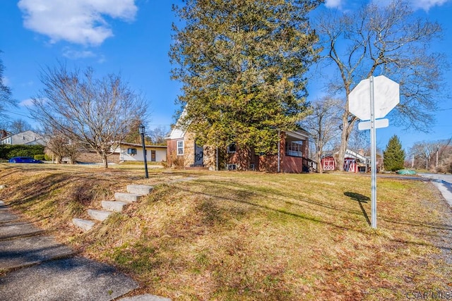 view of front of house featuring a front lawn