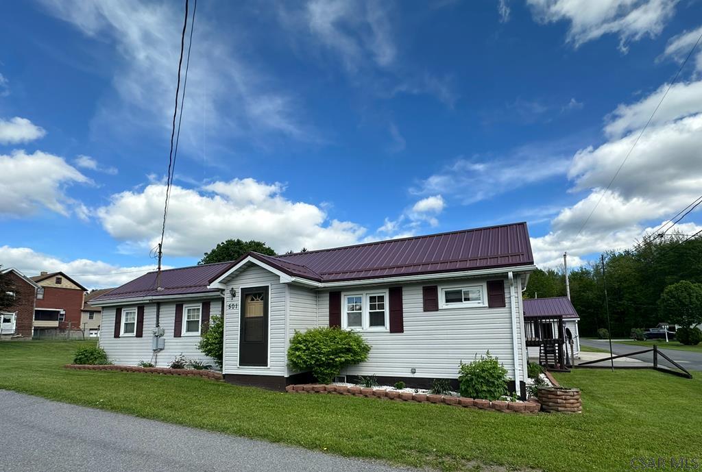 501 First Ave, Central City, PA 15926 - view of front facade featuring metal roof and a front lawn
